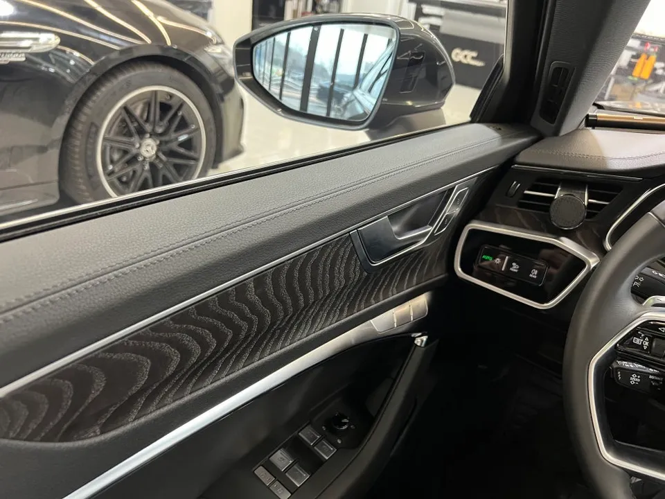 Audi A6のカーラッピング事例｜内装ドレスアップ 施工写真 1-2