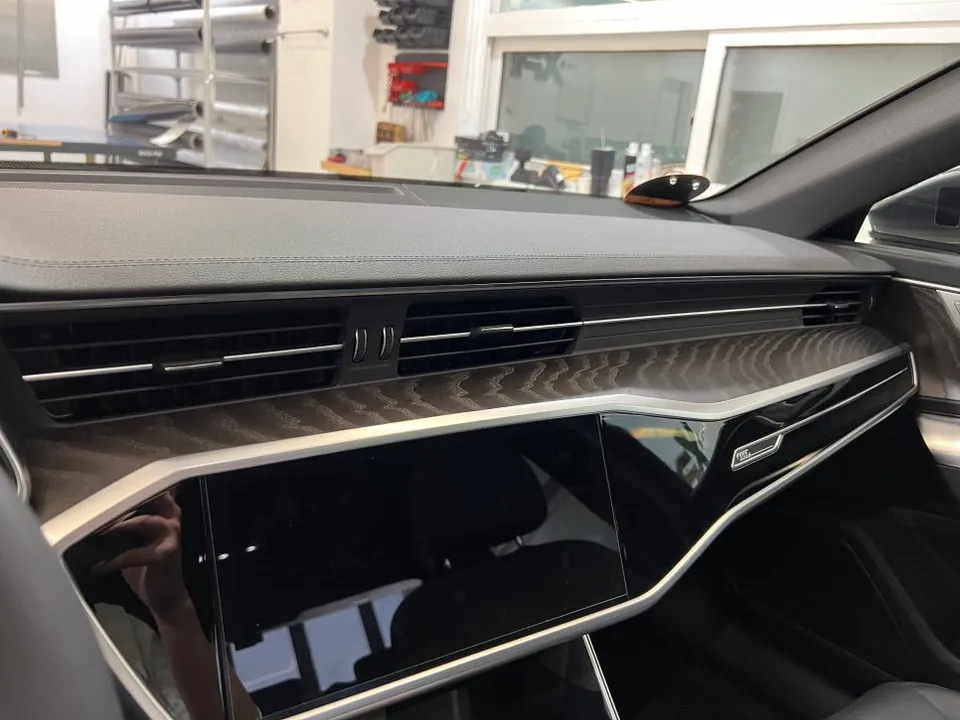 Audi A6のカーラッピング事例｜内装ドレスアップ 施工写真 2-2