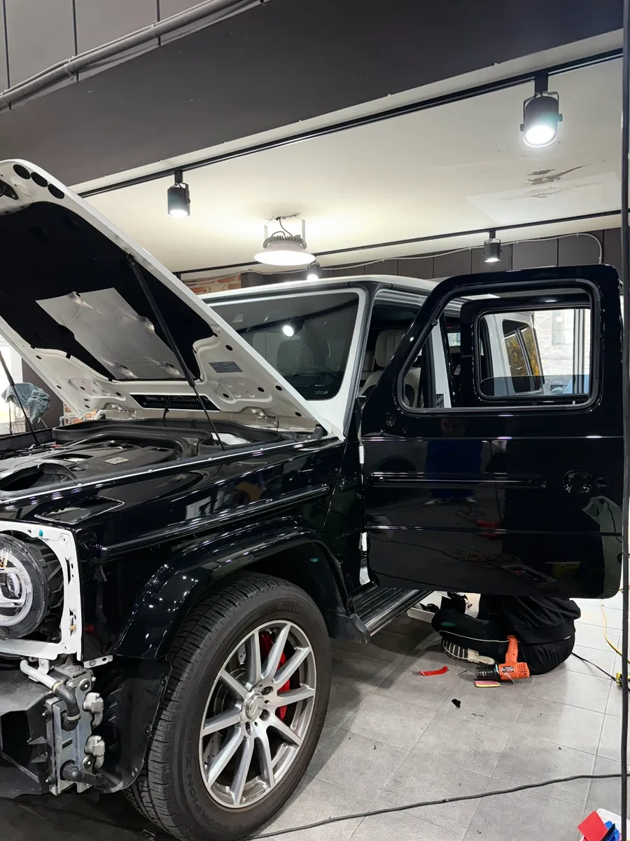 Mercedes-Benz G-Wagonのカーラッピング事例｜ブラックへの変貌 施工写真 1-2