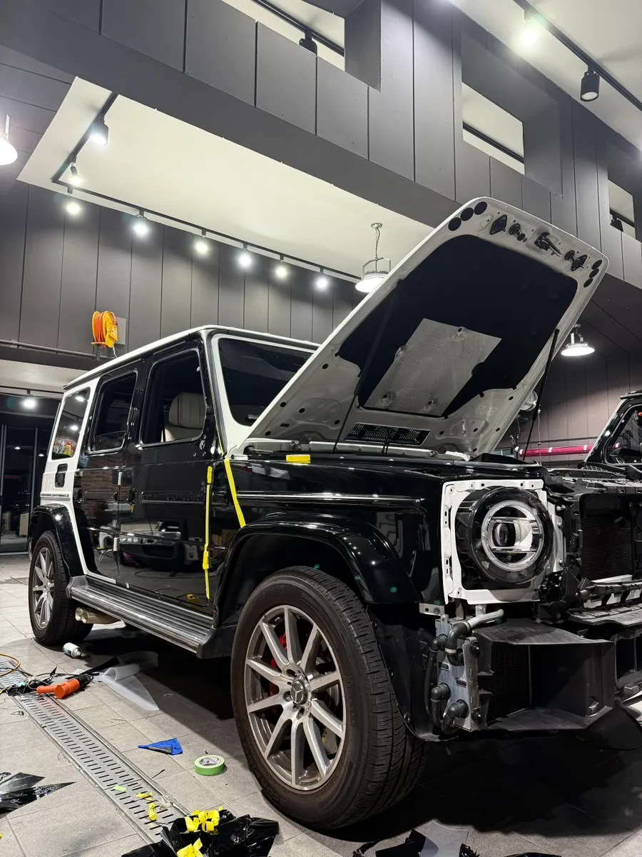 Mercedes-Benz G-Wagonのカーラッピング事例｜ブラックへの変貌 施工写真 3-2