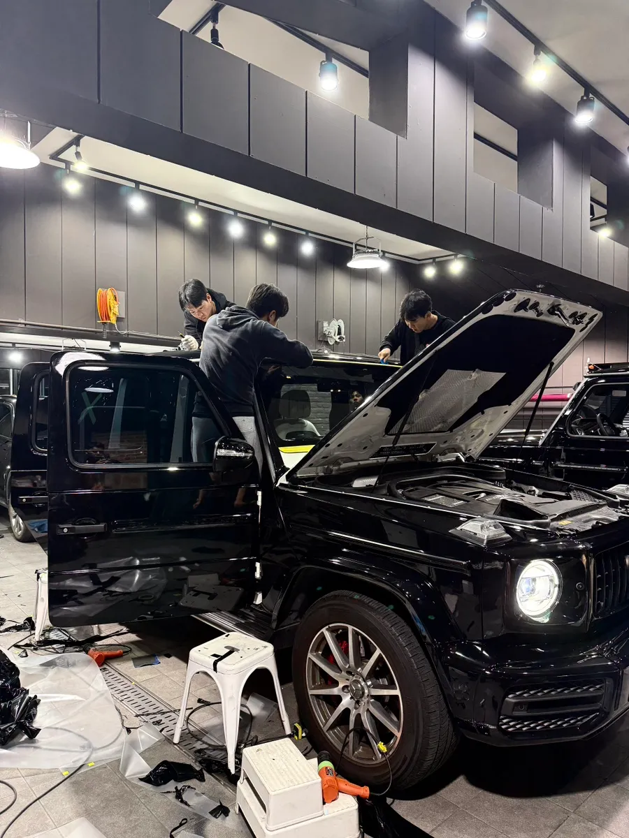 Mercedes-Benz G-Wagonのカーラッピング事例｜ブラックへの変貌 施工写真 2-3