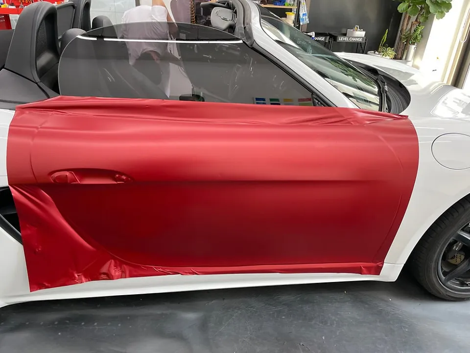 ポルシェ911のカーラッピング事例|サテンヴァンパイアレッド 施工写真 1-2
