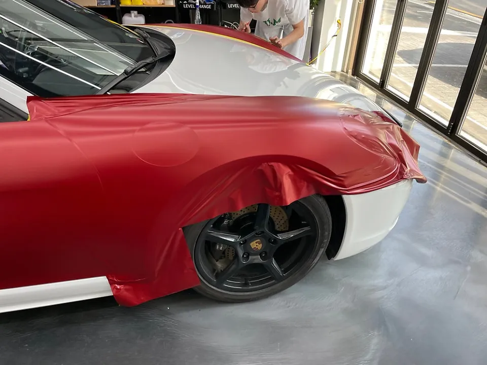 ポルシェ911のカーラッピング事例|サテンヴァンパイアレッド 施工写真 3-2