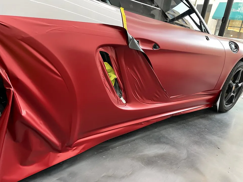 ポルシェ911のカーラッピング事例|サテンヴァンパイアレッド 施工写真 1-3