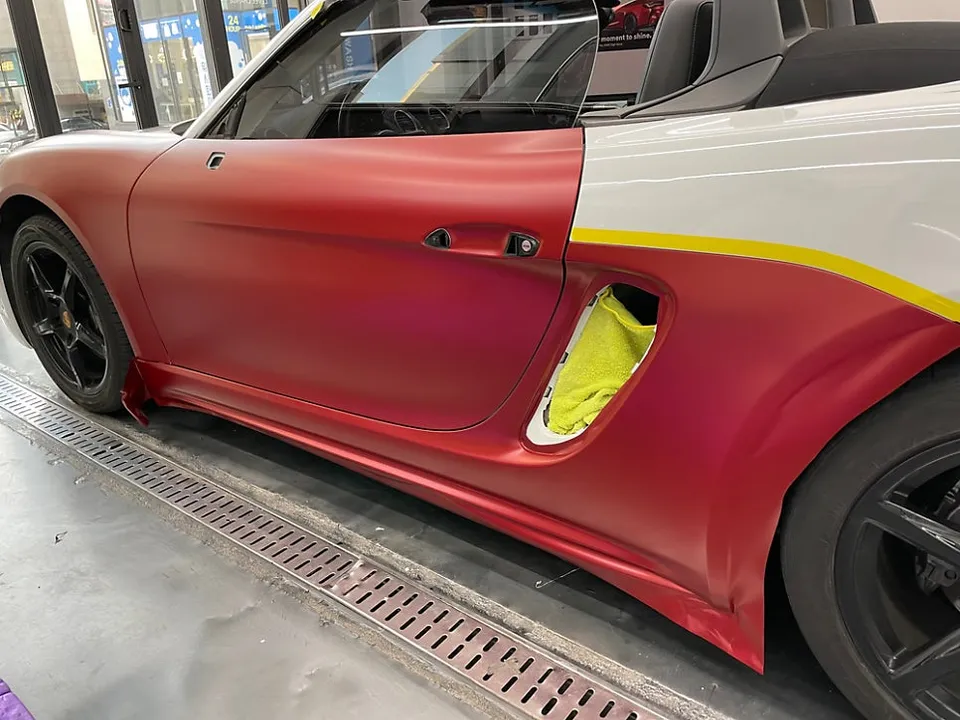 ポルシェ911のカーラッピング事例|サテンヴァンパイアレッド 施工写真 2-3