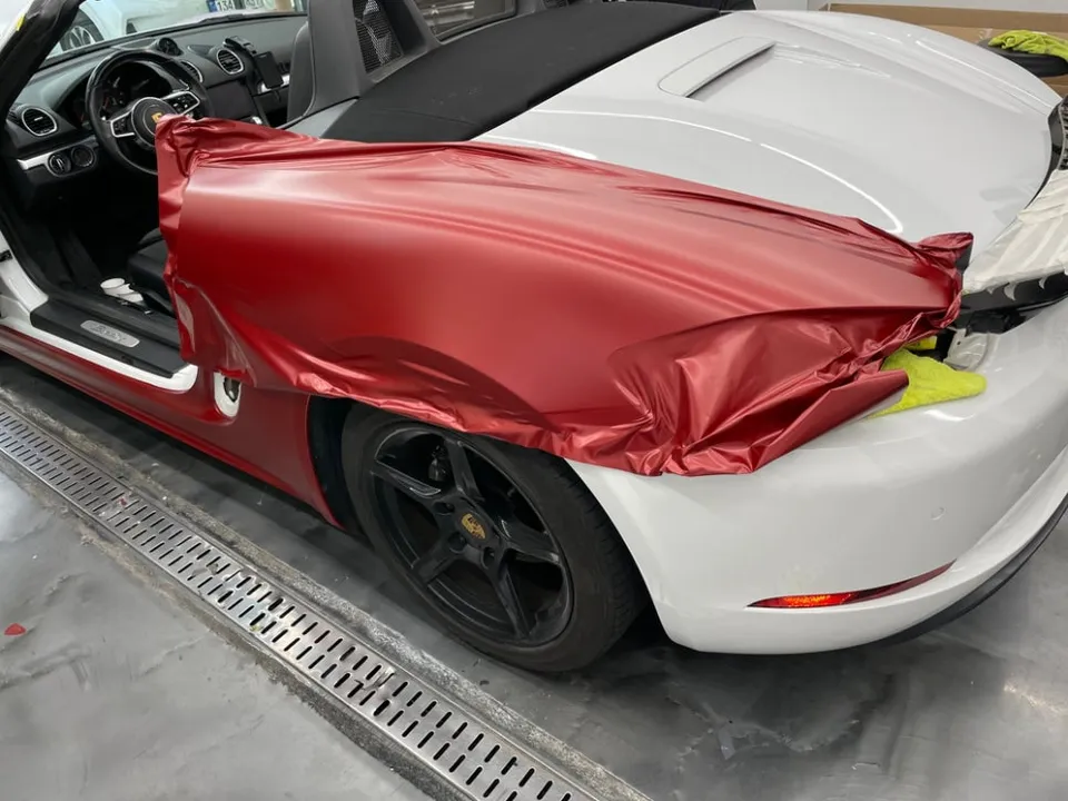 ポルシェ911のカーラッピング事例|サテンヴァンパイアレッド 施工写真 3-3