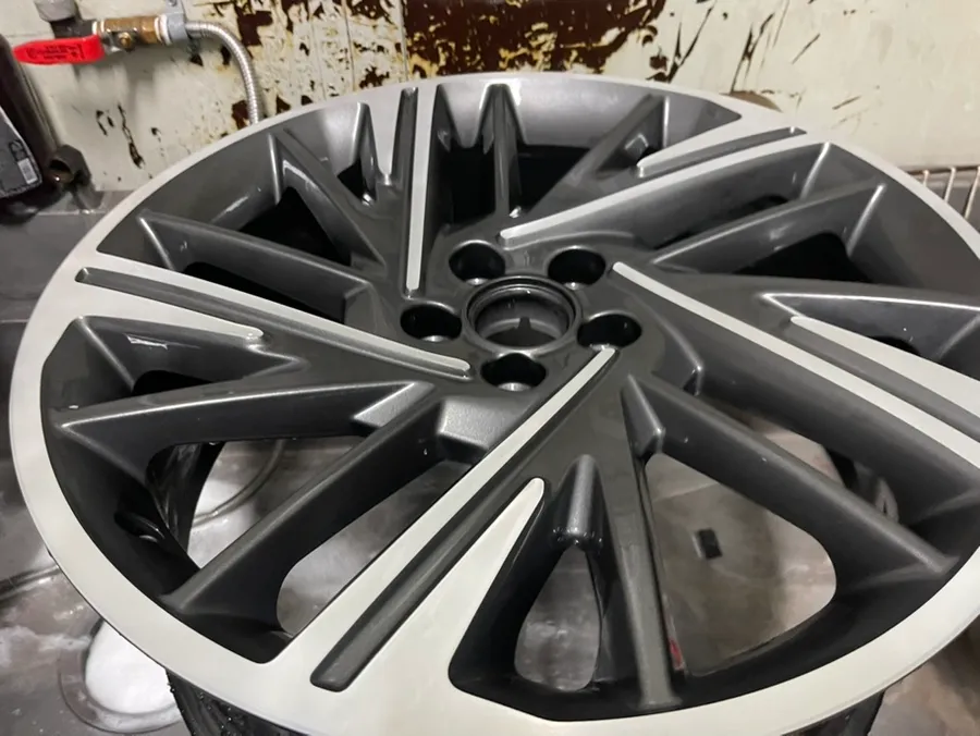 Kia Actyonのホイールリペア・塗装事例 施工写真 1-3