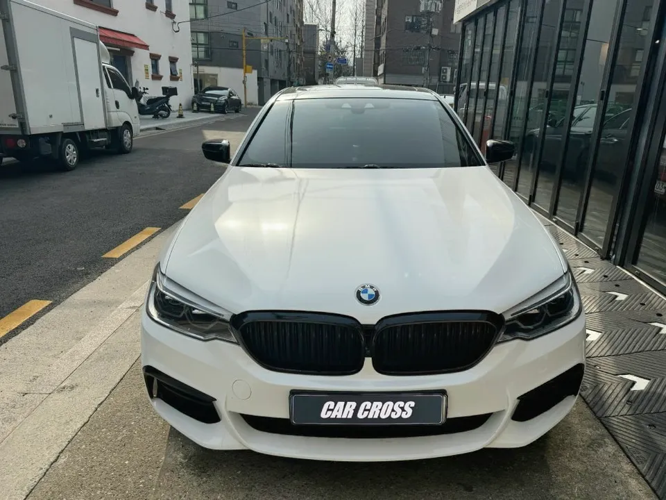 BMW 5 Seriesのカーラッピング事例｜費用目安・保険対応 写真
