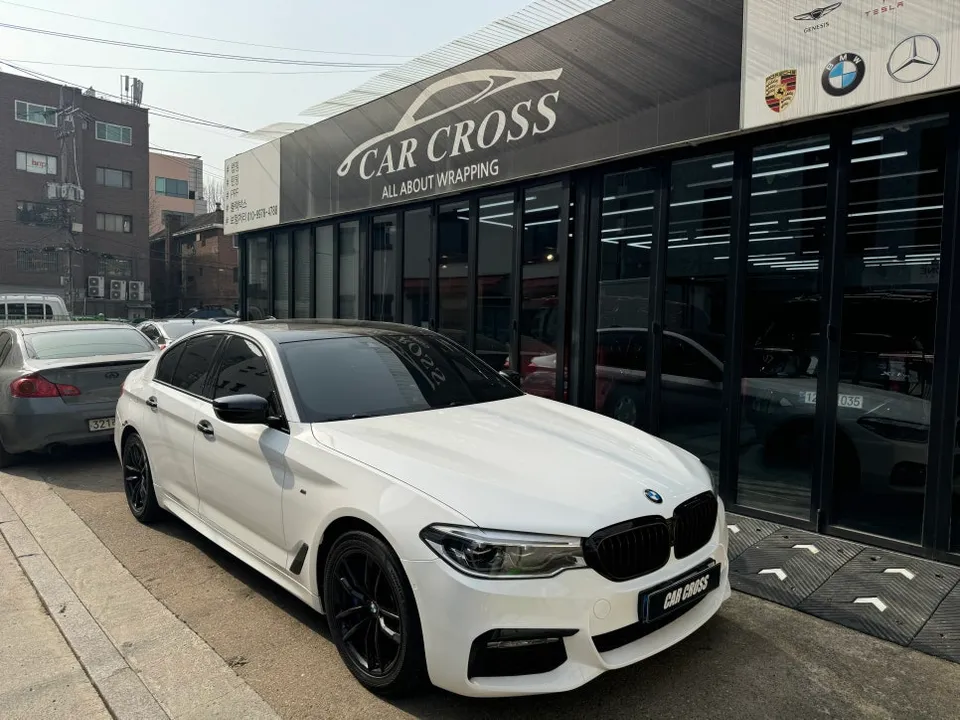 BMW 5 Seriesのカーラッピング事例|費用目安・保険対応 施工写真 1-1