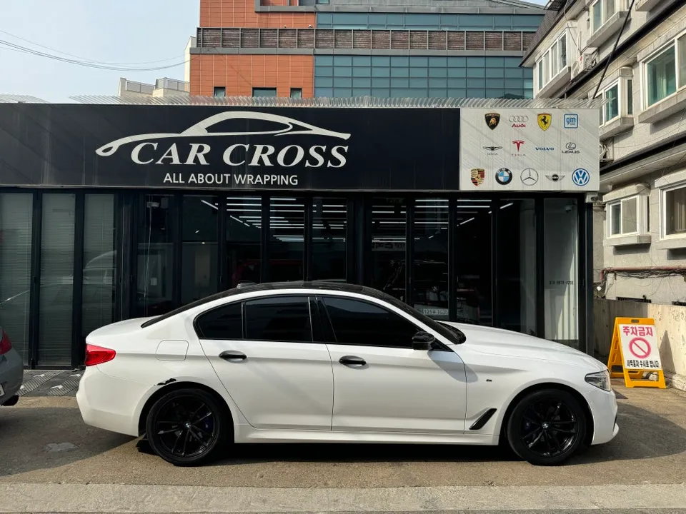 BMW 5 Seriesのカーラッピング事例|費用目安・保険対応 施工写真 2-1