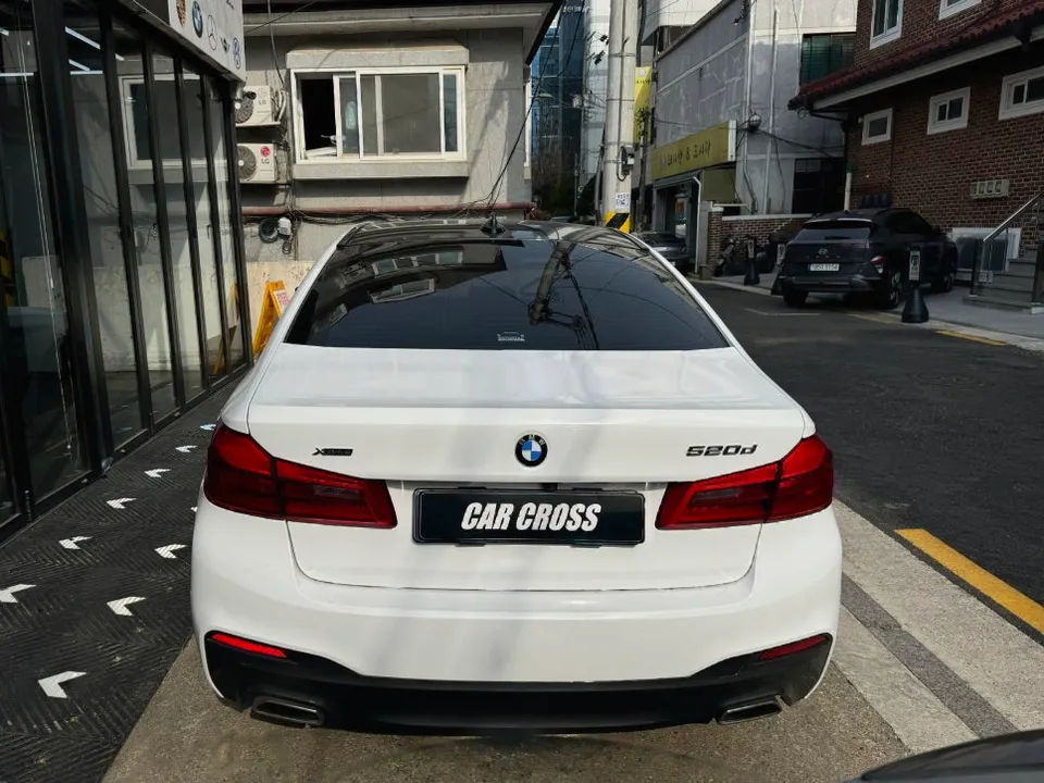 BMW 5 Seriesのカーラッピング事例|費用目安・保険対応 施工写真 3-1