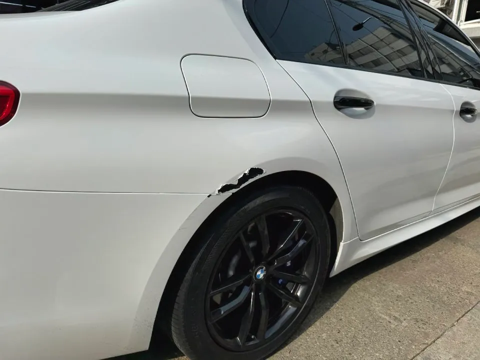 BMW 5 Seriesのカーラッピング事例|費用目安・保険対応 施工写真 1-2