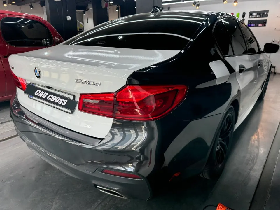 BMW 5 Seriesのカーラッピング事例|費用目安・保険対応 施工写真 3-2