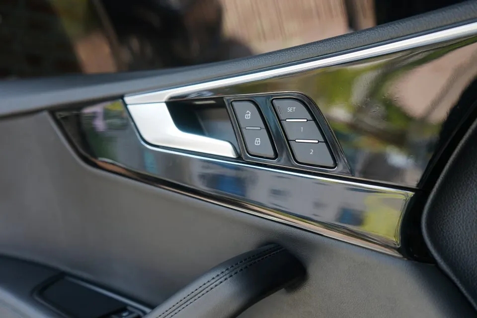 Audi A5 vinyl wrap - Audi A5 Vinyl Wrap Review: Carbon Fiber Interior Accents photo 3