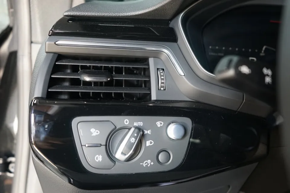 Audi A5 vinyl wrap - Audi A5 Vinyl Wrap Review: Carbon Fiber Interior Accents photo 4