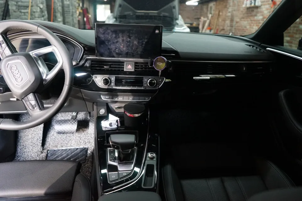 Audi A5 vinyl wrap - Audi A5 Vinyl Wrap Review: Carbon Fiber Interior Accents photo 5