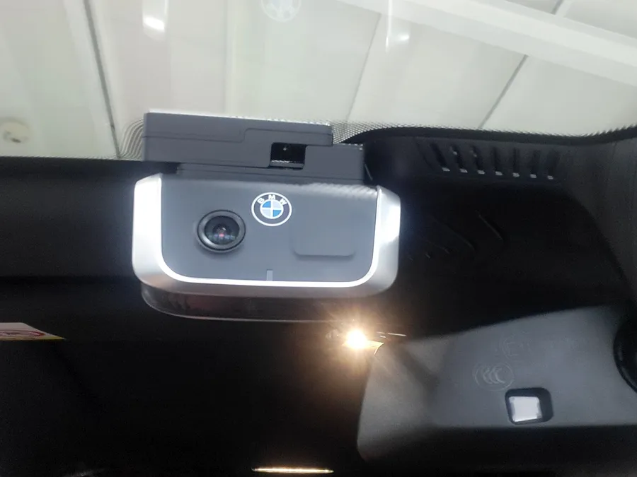 BMW 5 Series G30のドライブレコーダー取付事例 写真