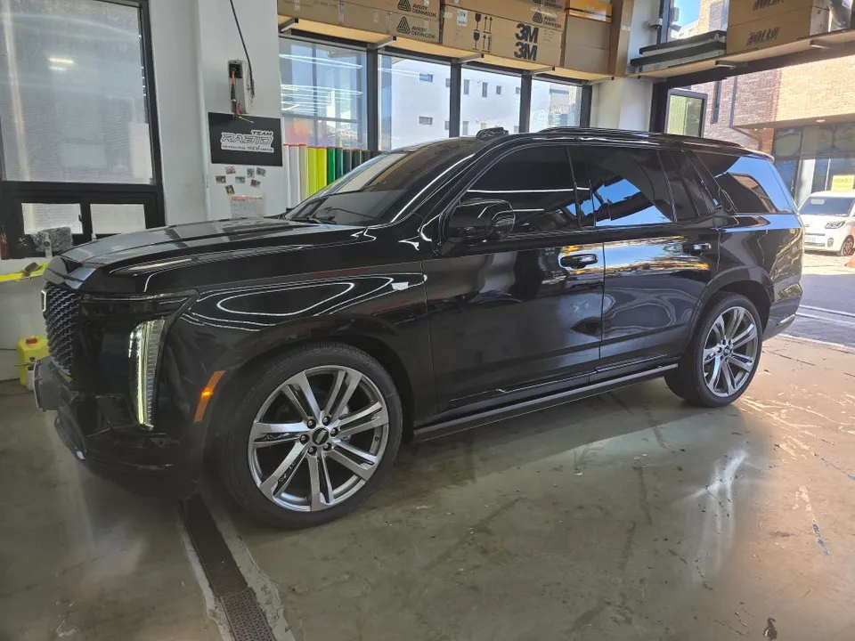 Cadillac EscaladeのPPF施工事例|光沢と保護を両立 施工写真 3-1
