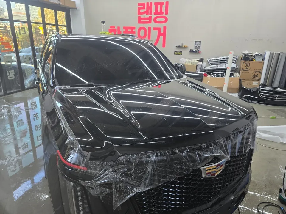 Cadillac EscaladeのPPF施工事例|光沢と保護を両立 施工写真 2-3