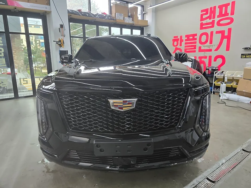 Cadillac EscaladeのPPF施工事例|光沢と保護を両立 施工写真 3-3