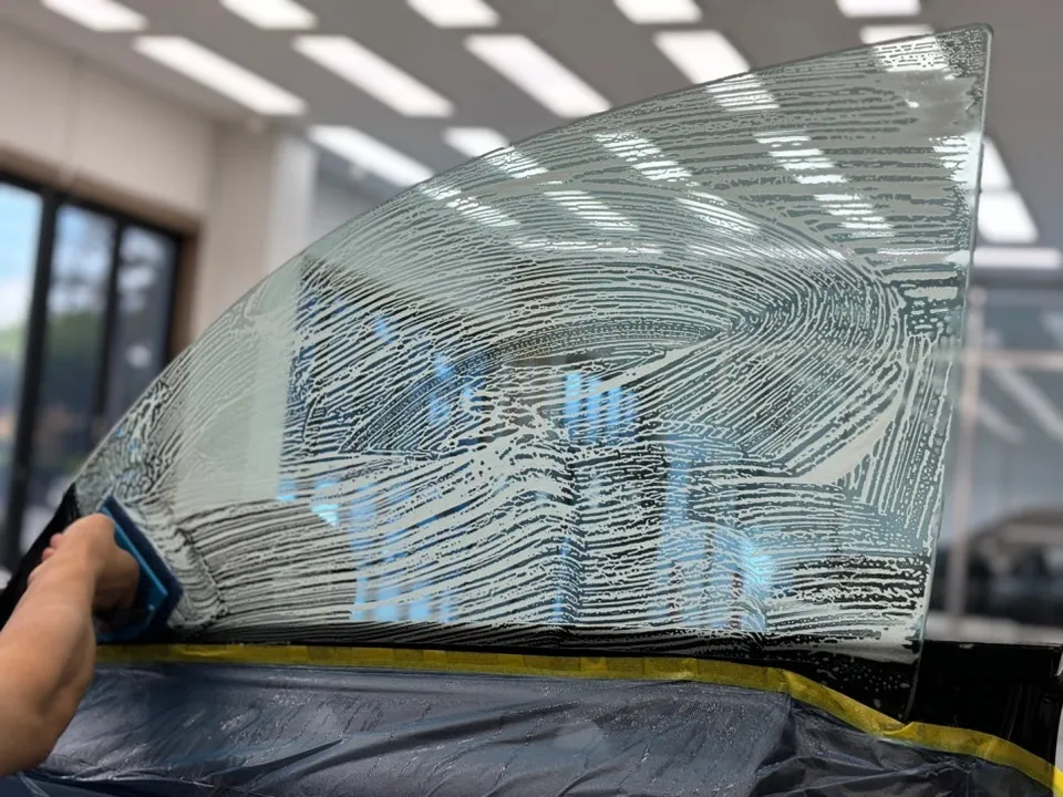 Mercedes-Benz CLAのカーフィルム施工事例|ブルー系半反射フィルム 施工写真 2-2