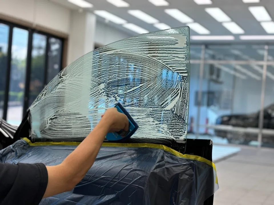 Mercedes-Benz CLAのカーフィルム施工事例|ブルー系半反射フィルム 施工写真 3-2