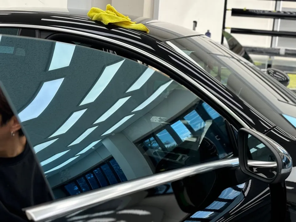 Mercedes-Benz CLAのカーフィルム施工事例|ブルー系半反射フィルム 施工写真 1-3