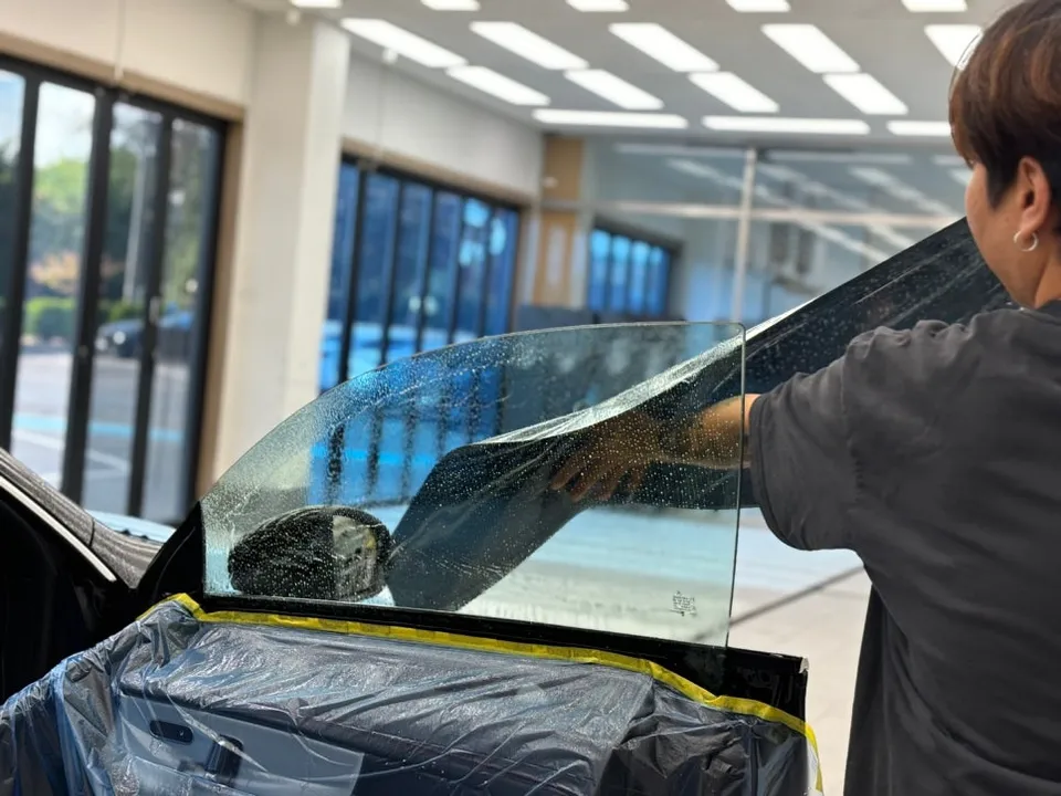 Mercedes-Benz CLAのカーフィルム施工事例|ブルー系半反射フィルム 施工写真 3-3