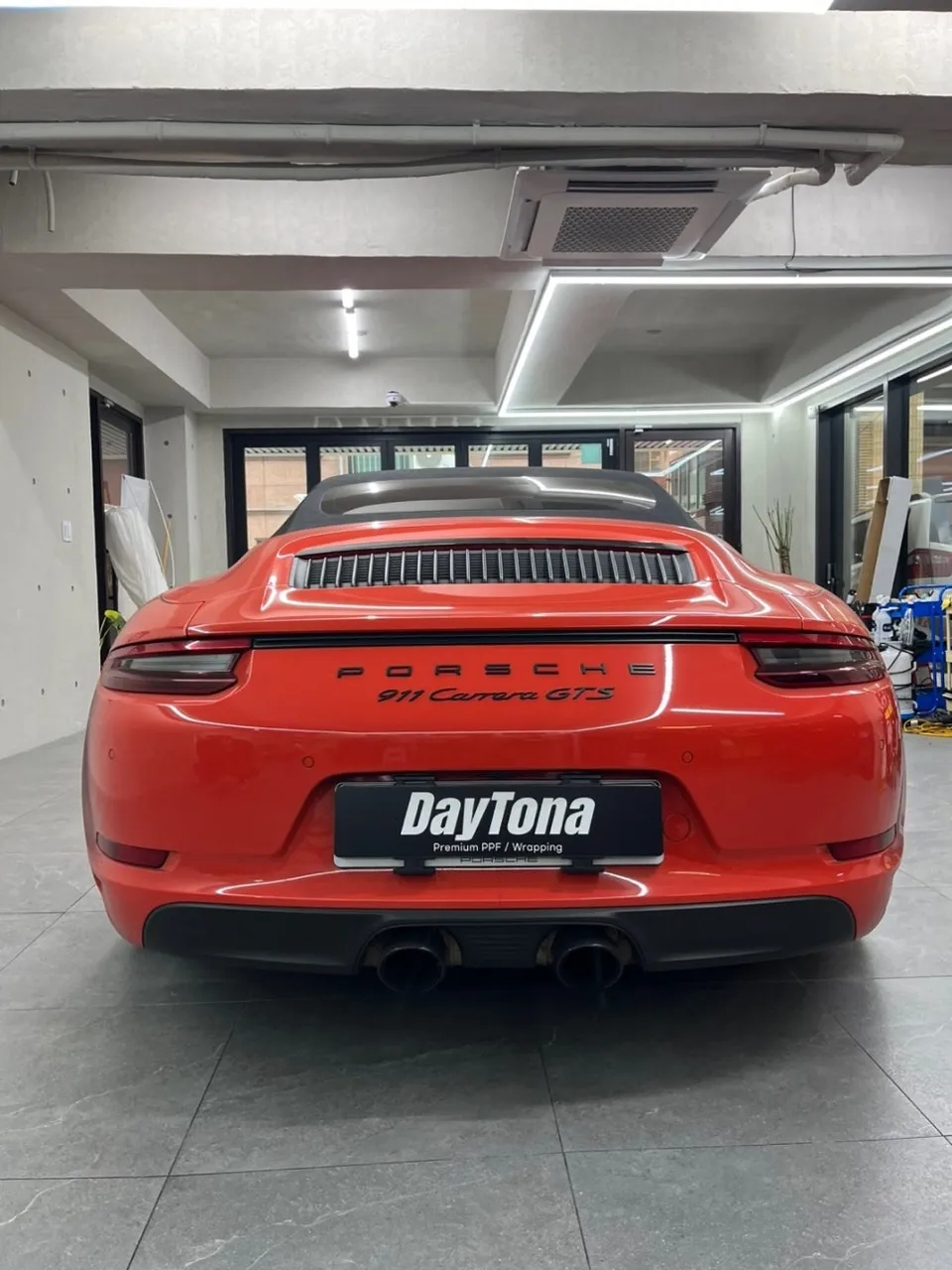 Porsche 911 GTS Vinyl Wrap Review: High-Gloss Piano Black photo 2