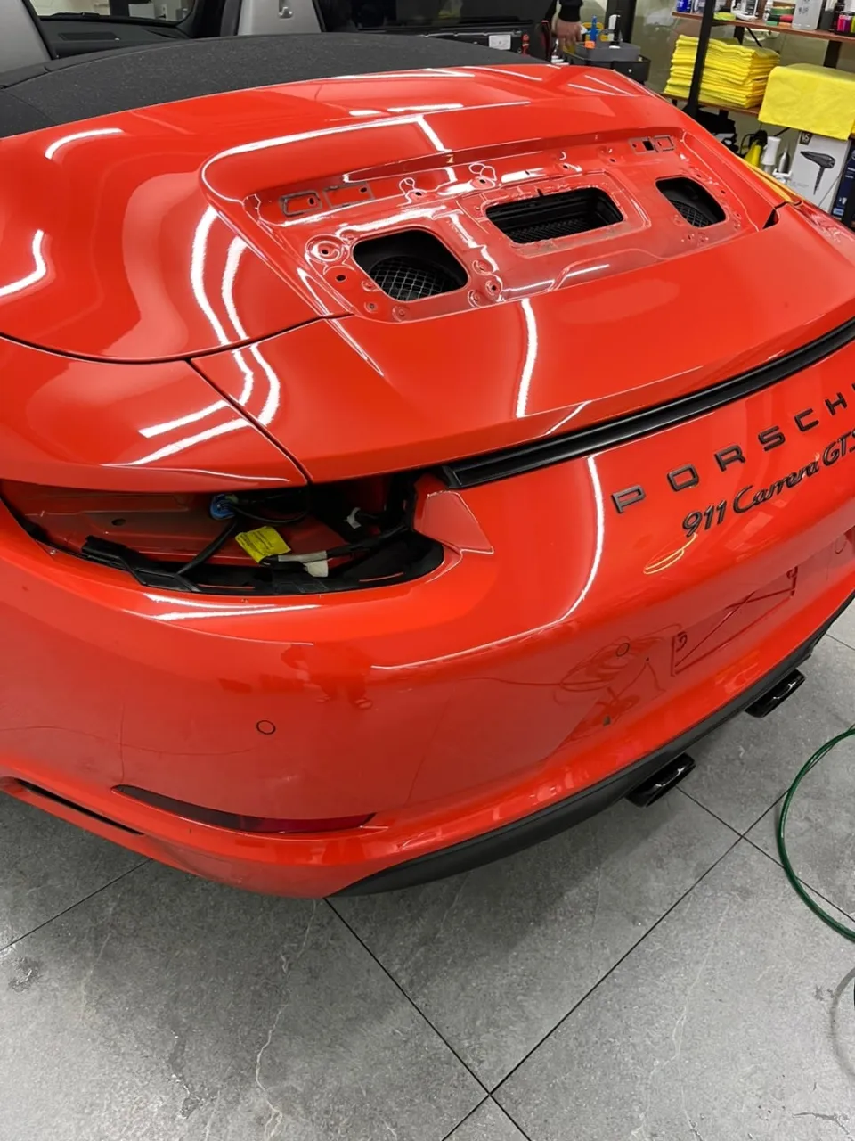 ポルシェ 911のカーラッピング事例｜ピアノブラックで高級感アップ 施工写真 7-1