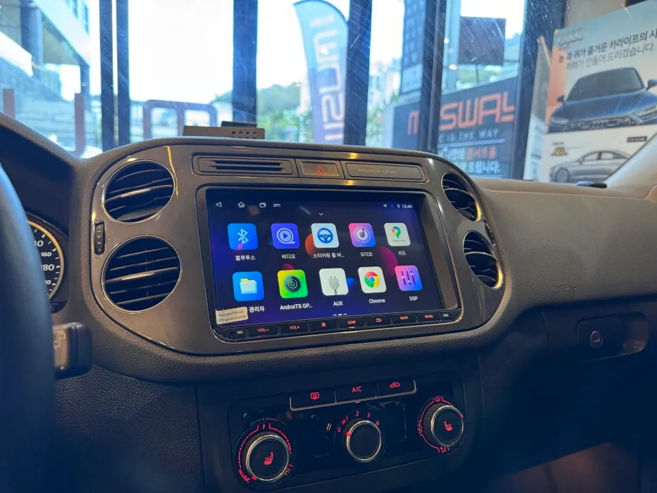 Volkswagen TiguanのAndroid Auto・CarPlay取付事例 施工写真 3-2