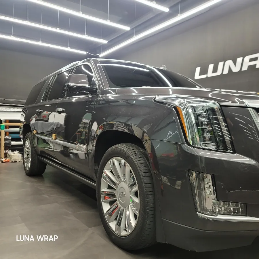 Cadillac Escaladeのカーラッピング事例|マットブラックとイエローの個性派カスタム 施工写真 2-1