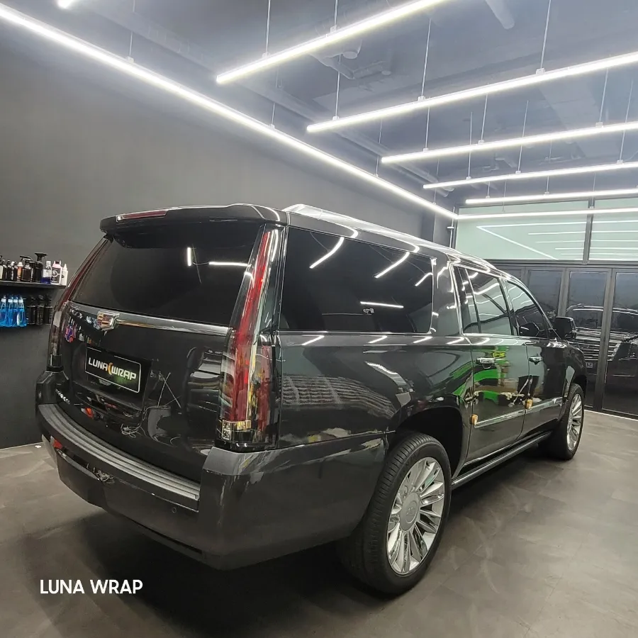 Cadillac Escaladeのカーラッピング事例|マットブラックとイエローの個性派カスタム 施工写真 3-1