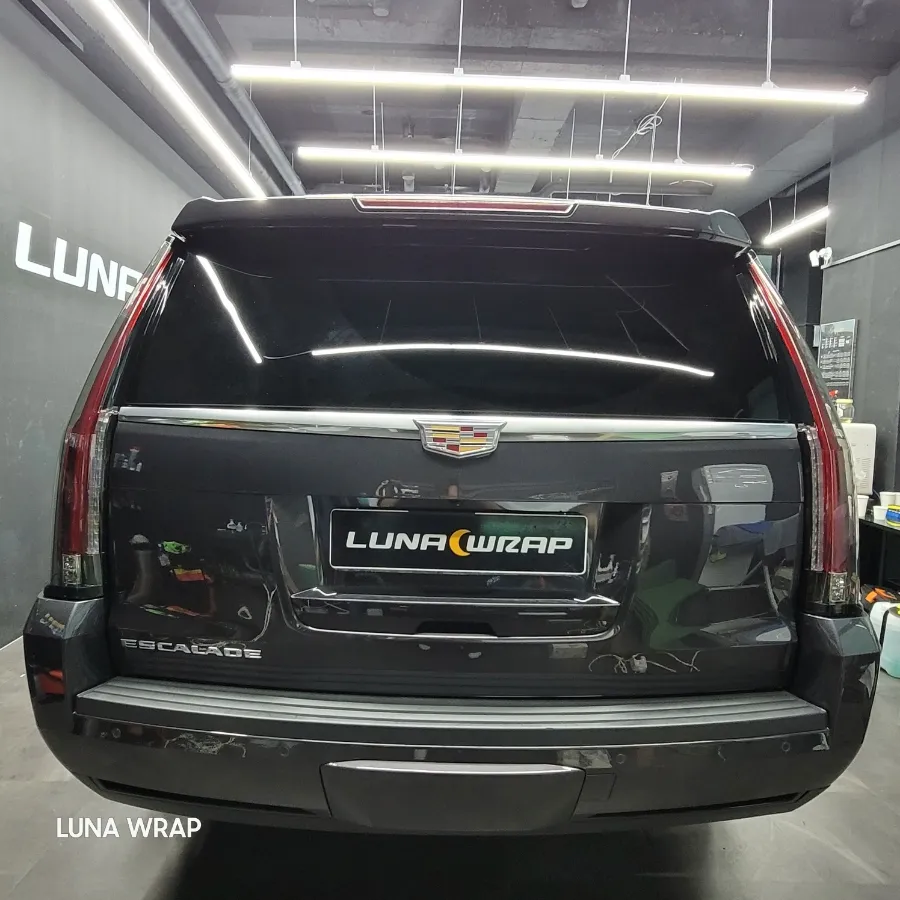Cadillac Escaladeのカーラッピング事例|マットブラックとイエローの個性派カスタム 施工写真 1-2