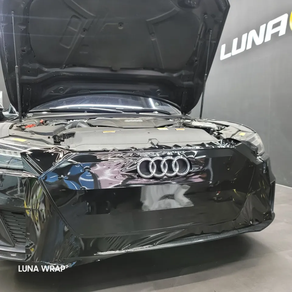 Audi A7のカーラッピング事例：クロームパーツの統一感 施工写真 1-2