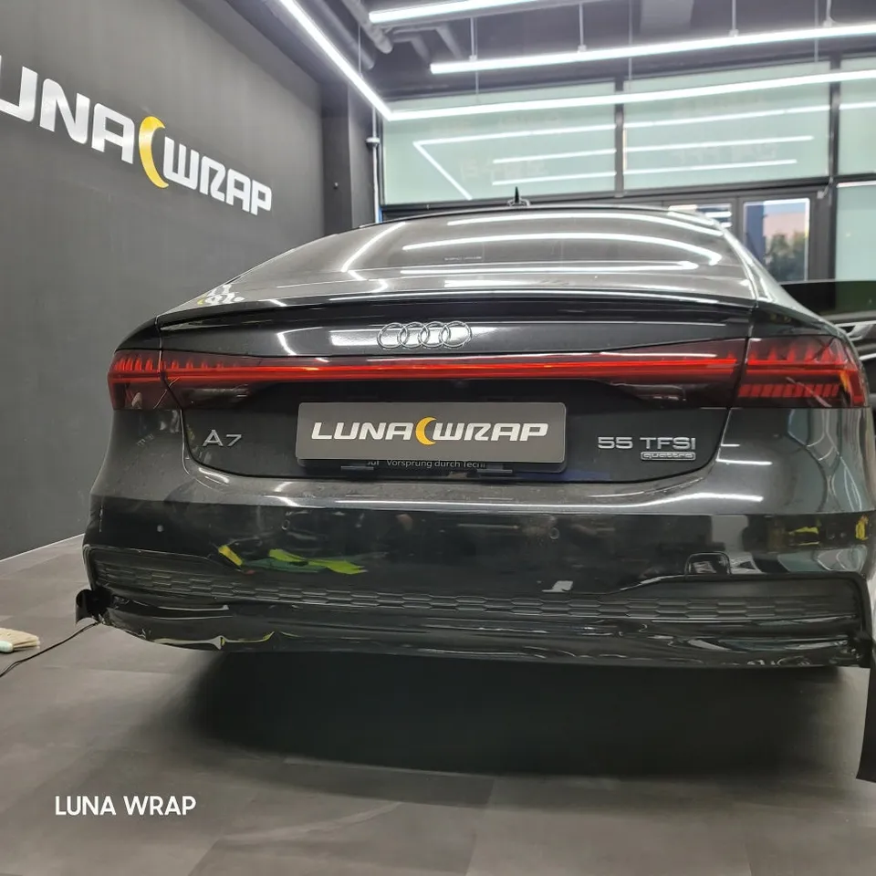 Audi A7のカーラッピング事例：クロームパーツの統一感 施工写真 3-2