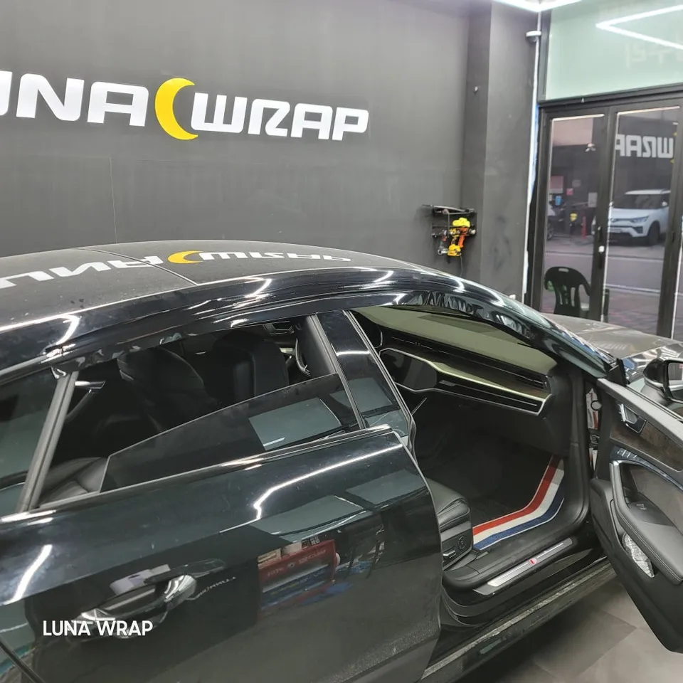 Audi A7のカーラッピング事例：クロームパーツの統一感 施工写真 1-3