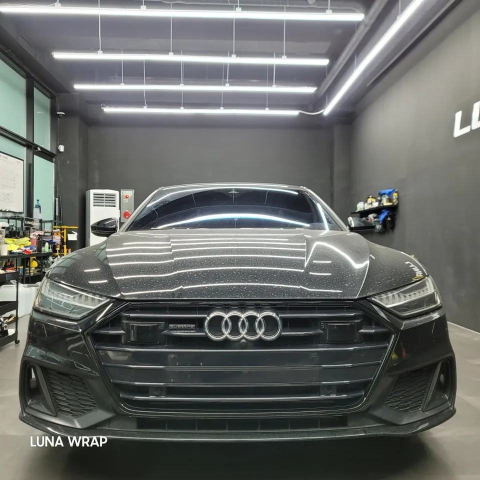Audi A7のカーラッピング事例：クロームパーツの統一感 施工写真 2-3