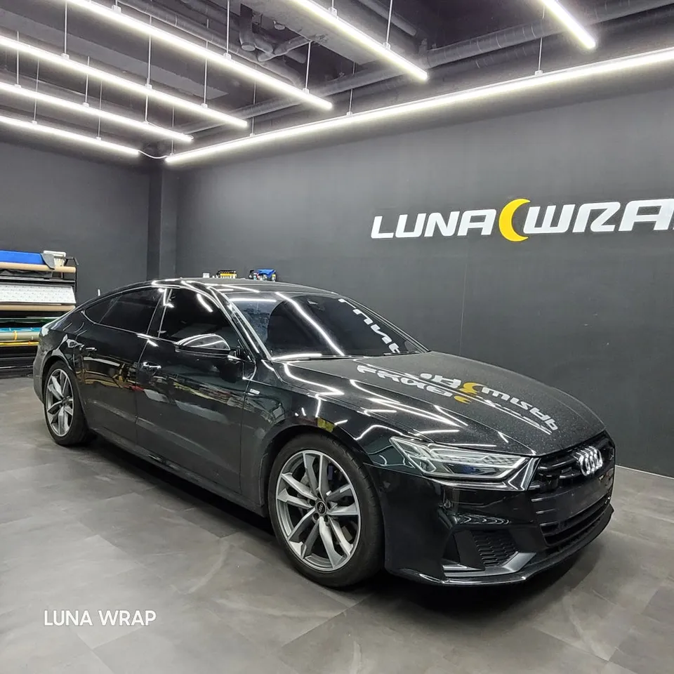 Audi A7のカーラッピング事例：クロームパーツの統一感 施工写真 3-3