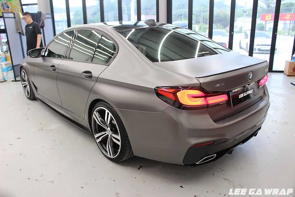BMW 5 Seriesのカーラッピング事例|費用目安・仕上がり 施工写真 2-2