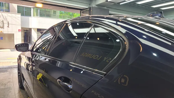 BMW 5 Seriesのカーラッピング事例|クロームメッキの印象変更 施工写真 1-2