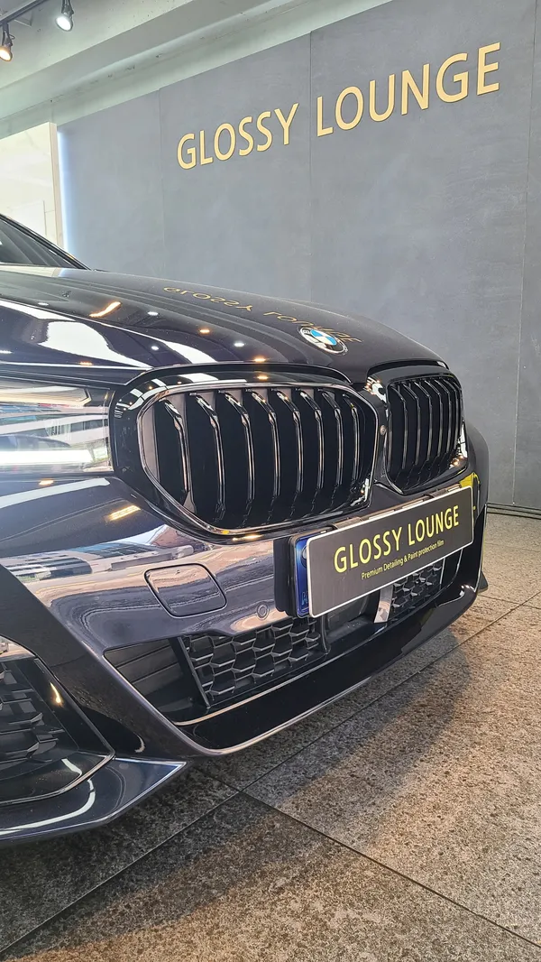 BMW 5 Seriesのカーラッピング事例|クロームメッキの印象変更 施工写真 3-2