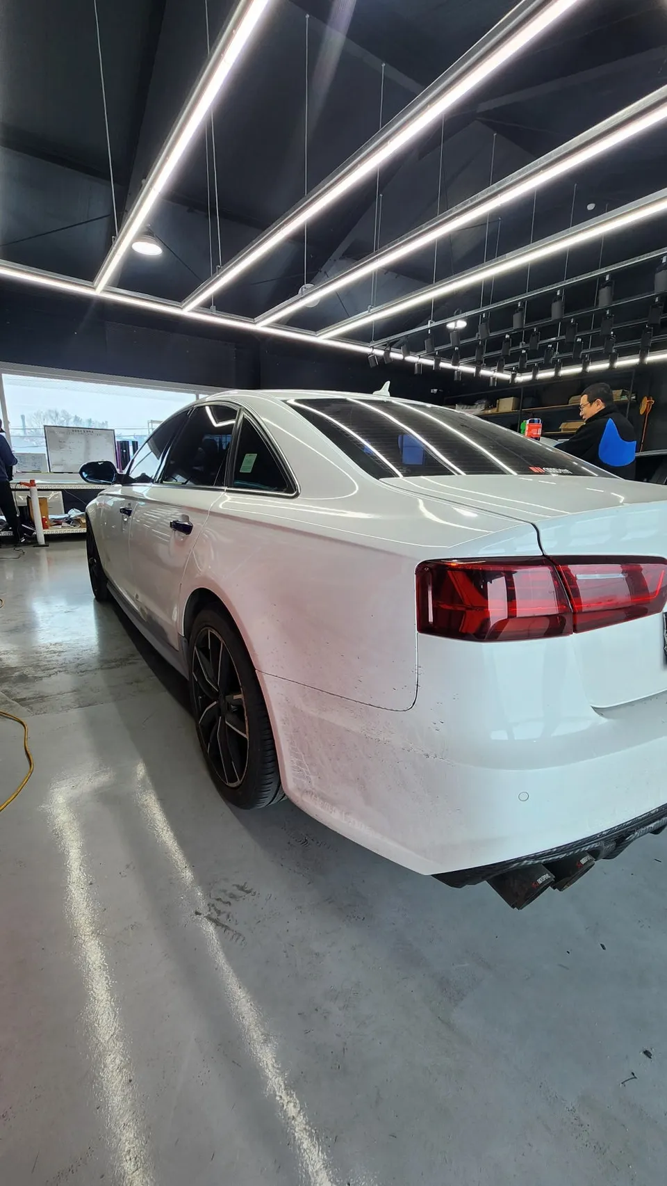 Audi A6のカーラッピング事例|高光沢フィルムで高級感アップ 施工写真 3-3