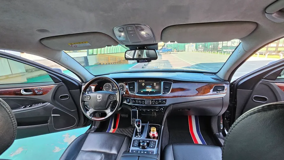 Hyundai Equus interior customization installation result