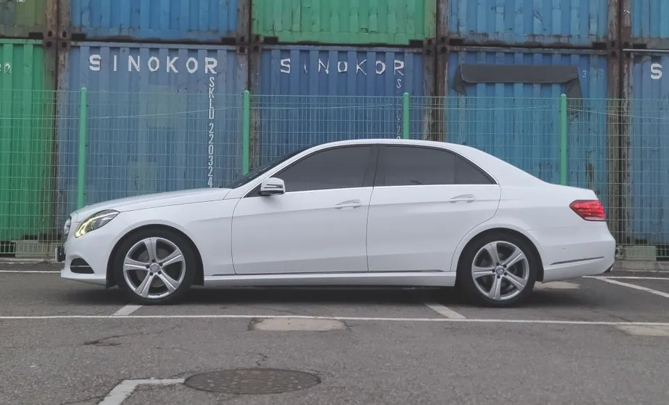 Mercedes-Benz Eクラス W212 カーラッピング事例|費用目安・仕上がり 施工写真 1-2