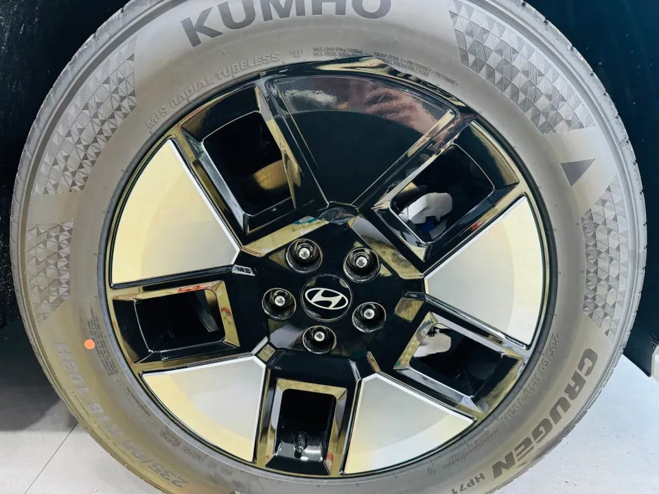 Hyundai Santa Feのカーラッピング事例|費用目安・仕上がり 施工写真 1-2