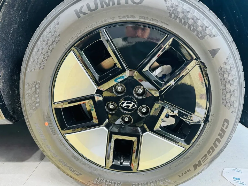 Hyundai Santa Feのカーラッピング事例|費用目安・仕上がり 施工写真 2-2
