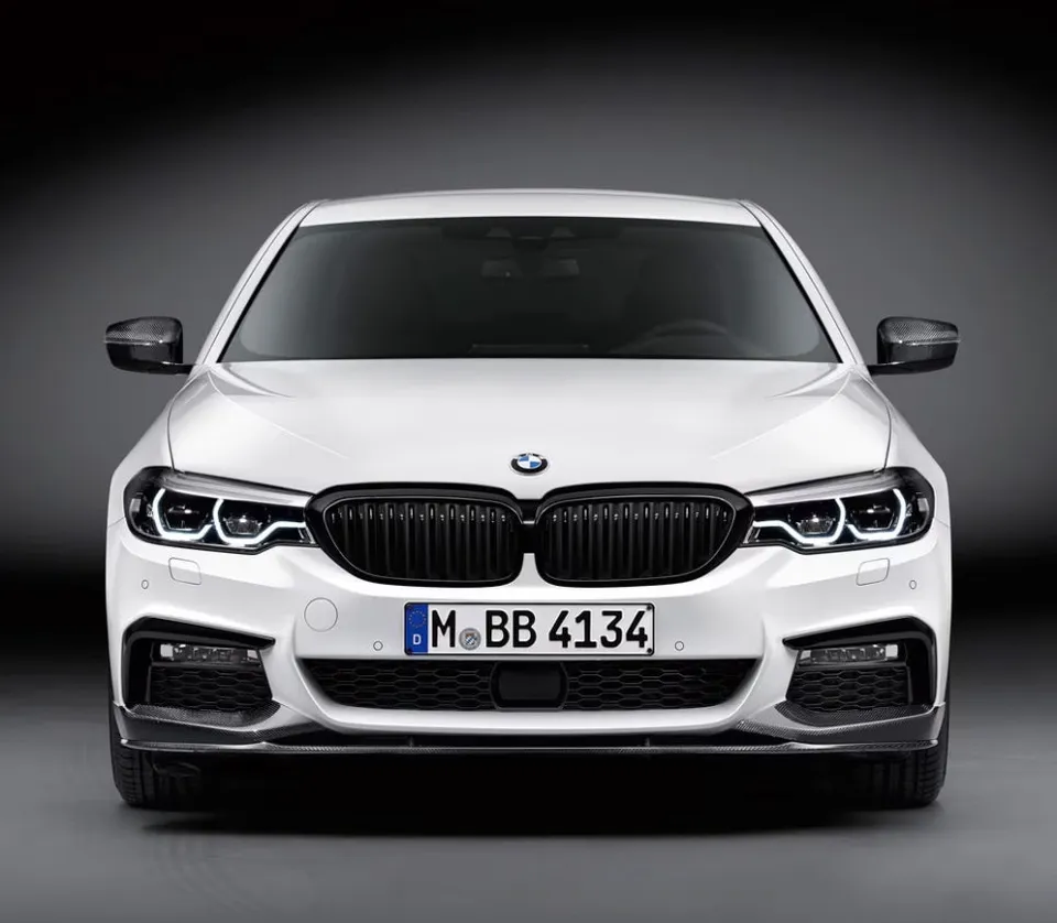 BMW 5 Series G30のカーラッピング事例:グリル交換で印象激変 施工写真 1-2