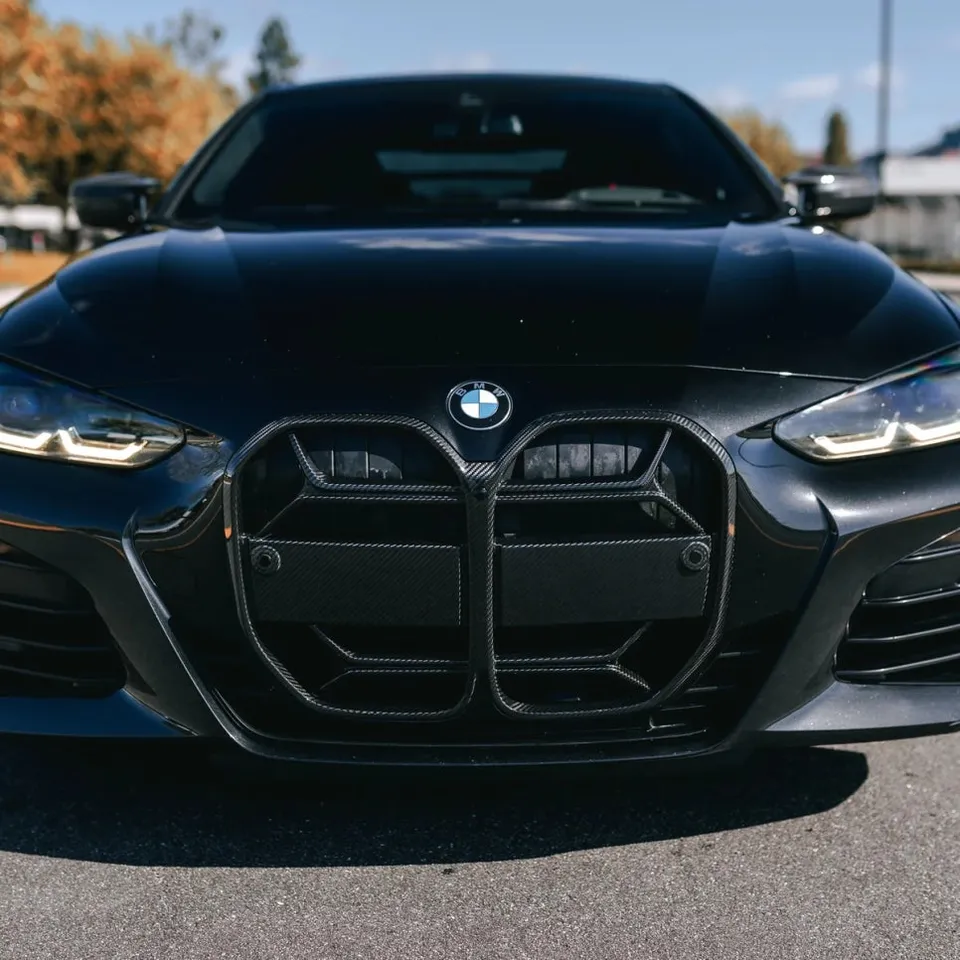 BMW 5 Series G30のカーラッピング事例:グリル交換で印象激変 施工写真 2-2