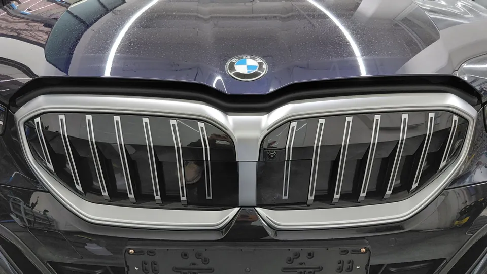 BMW 5 Series G30のカーラッピング事例:グリル交換で印象激変 施工写真 3-2